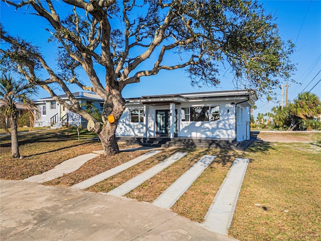 view of front of property with a front lawn