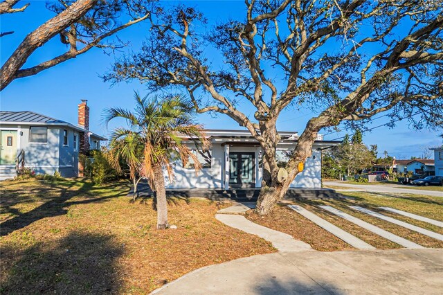 view of front of house featuring a front yard