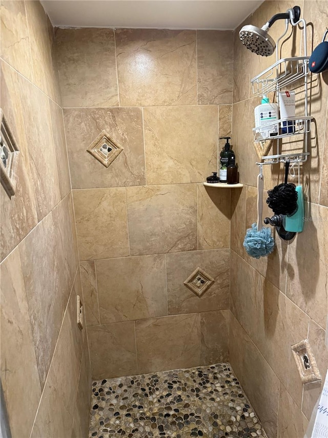 bathroom featuring a tile shower