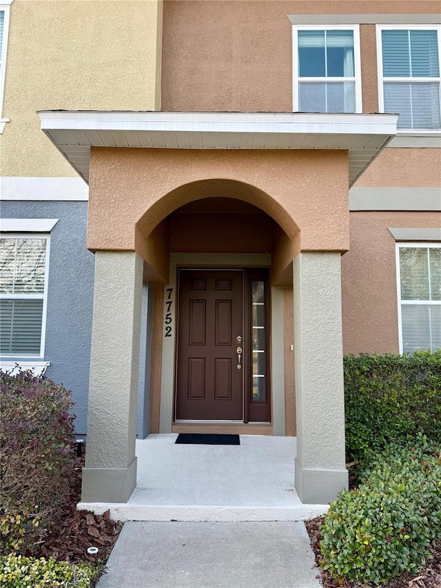 property entrance featuring stucco siding