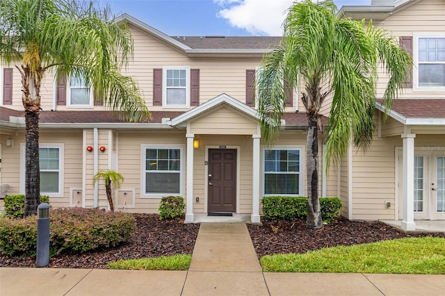 townhome / multi-family property featuring a shingled roof