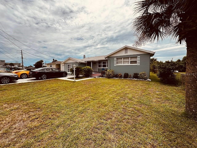 view of front of house featuring driveway and a front yard