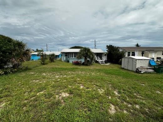 view of yard featuring an outdoor structure and a storage unit