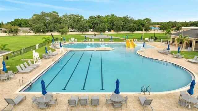 943 Van Loon Ct, Kissimmee, FL 34758 - community pool with a patio area