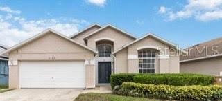 view of front of property featuring driveway and an attached garage