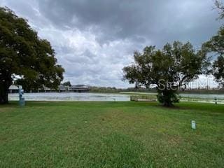 view of yard featuring a water view