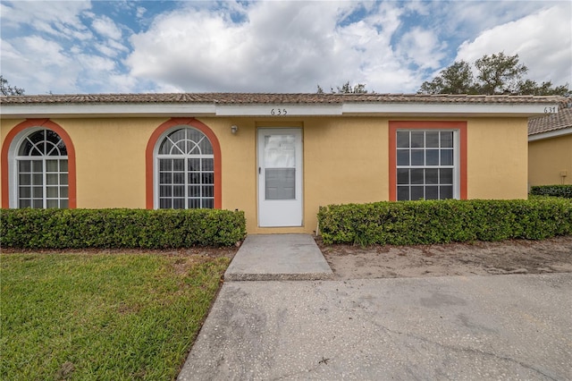 view of front of property featuring a front yard and stucco siding