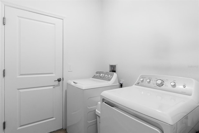 laundry room with laundry area and independent washer and dryer