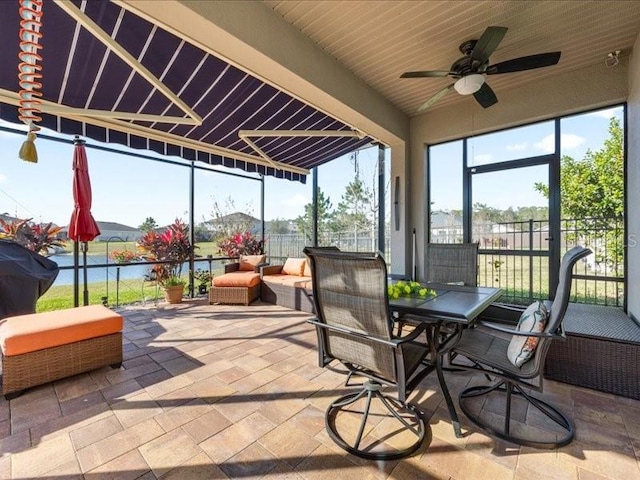 sunroom with ceiling fan