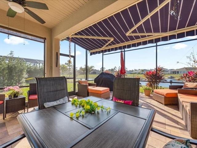 sunroom featuring a ceiling fan