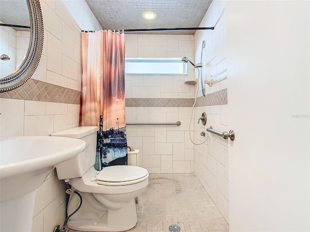 full bath featuring toilet, tile walls, and tiled shower