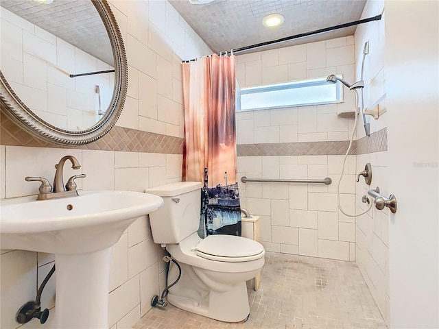 bathroom featuring a shower with shower curtain, backsplash, toilet, and tile walls