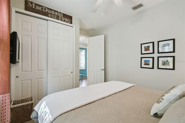 bedroom featuring a ceiling fan, visible vents, and a closet