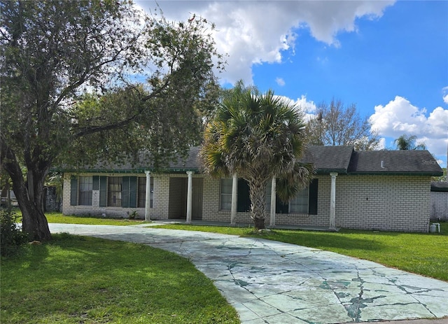 view of front facade featuring a front lawn and brick siding