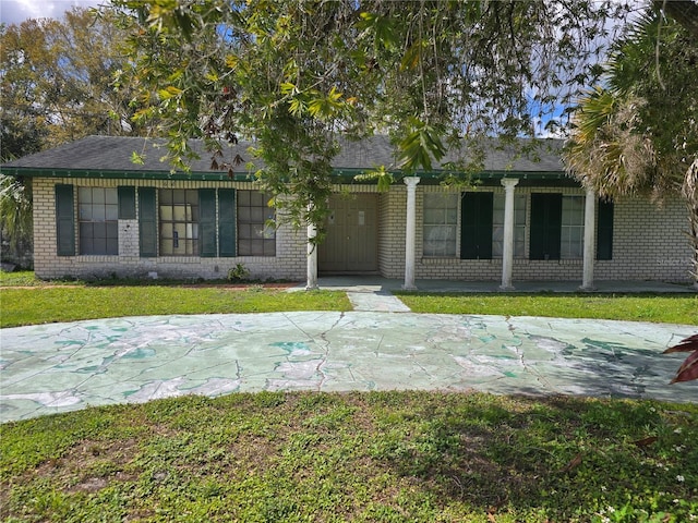 view of front of house with a front lawn and brick siding