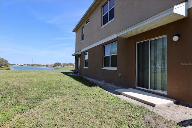 view of yard featuring a water view