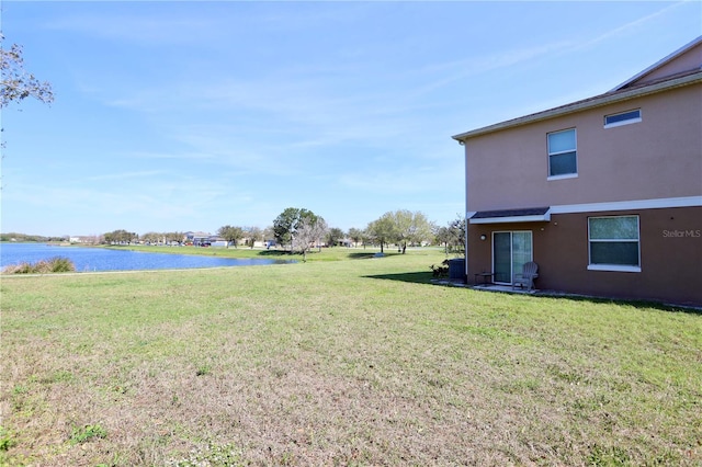 view of yard featuring a water view