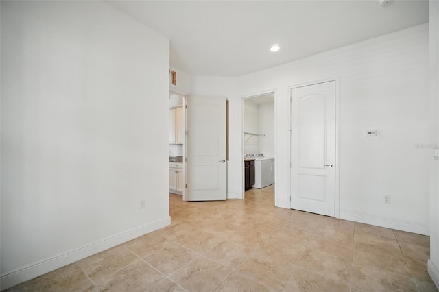 unfurnished room with recessed lighting, baseboards, and independent washer and dryer