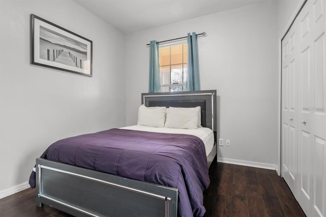 bedroom featuring wood finished floors, a closet, and baseboards