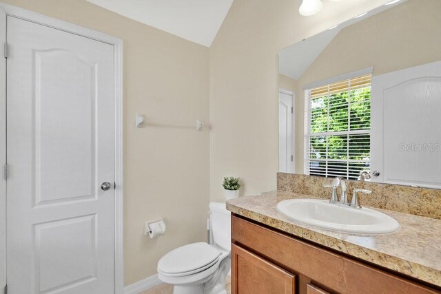 1000 Seburn Rd, Apopka, FL 32703 - bathroom with lofted ceiling and vanity