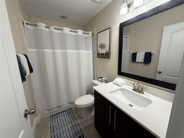 full bath featuring shower / bath combo with shower curtain, toilet, vanity, and a textured ceiling