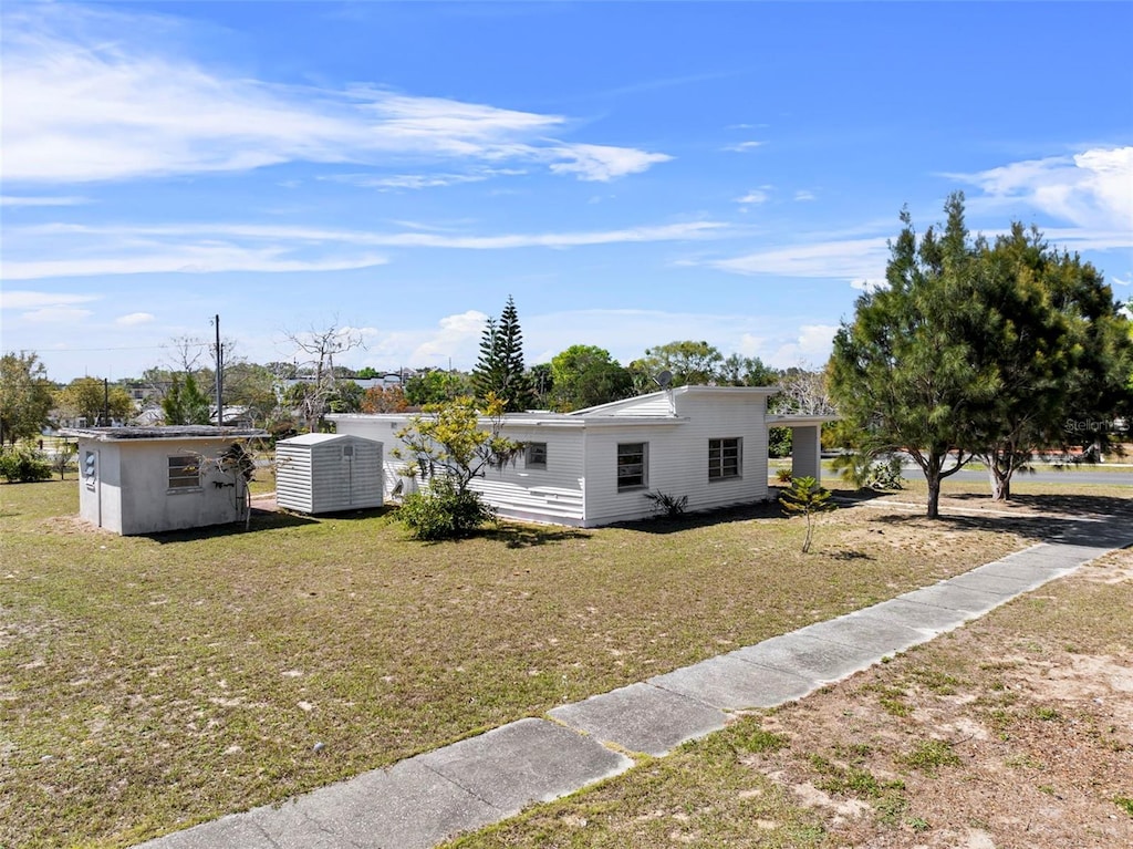 view of front of home featuring an outbuilding and a front yard