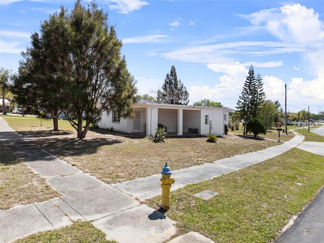 view of front of home featuring a front lawn