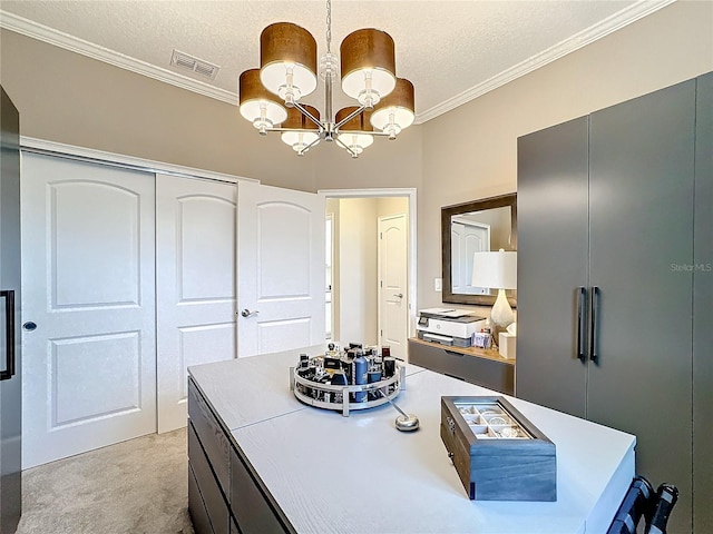 bathroom with a textured ceiling, an inviting chandelier, visible vents, and crown molding