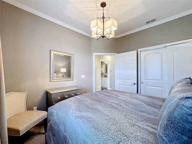 bedroom with visible vents, ornamental molding, a notable chandelier, a textured ceiling, and a closet