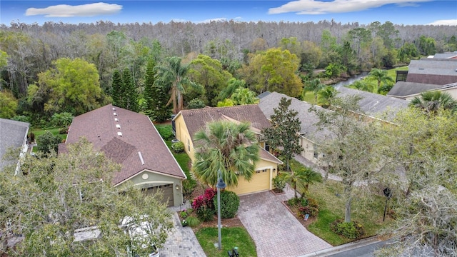 bird's eye view featuring a wooded view