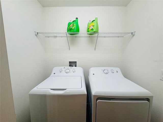 laundry room with laundry area and independent washer and dryer