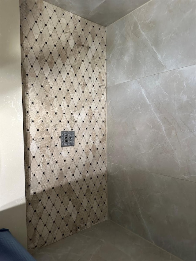 bathroom featuring a tile shower