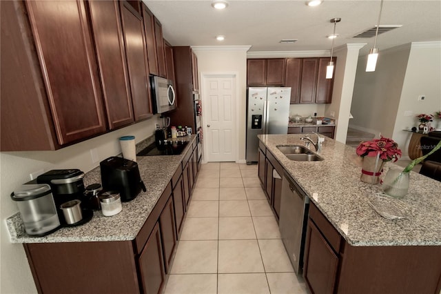 kitchen featuring crown molding, a center island with sink, visible vents, appliances with stainless steel finishes, and a sink