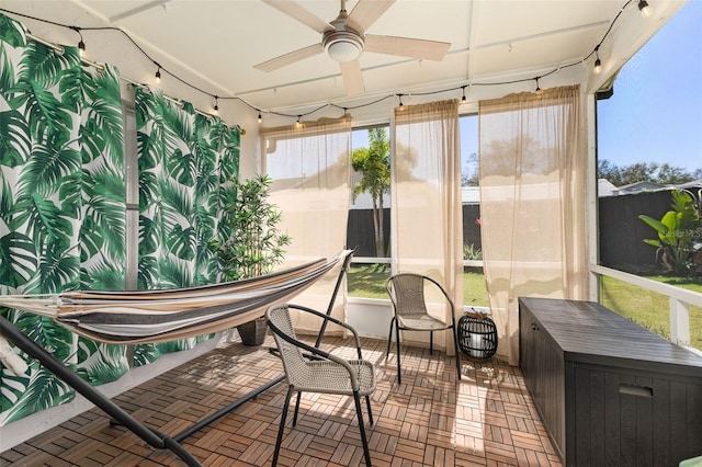 sunroom / solarium with a jacuzzi and ceiling fan