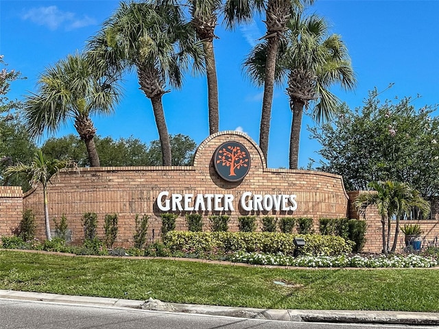 community sign featuring a lawn