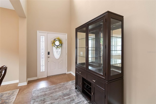 foyer featuring light tile patterned floors and baseboards