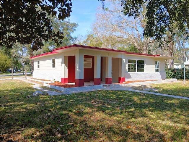 view of front facade with a front yard