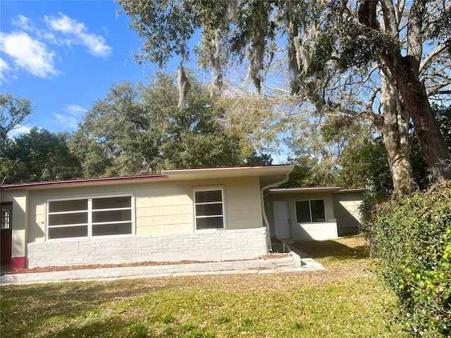 exterior space featuring a yard