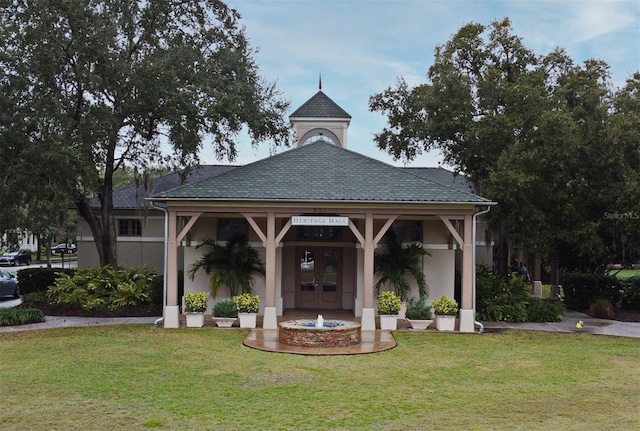 view of property's community featuring a lawn