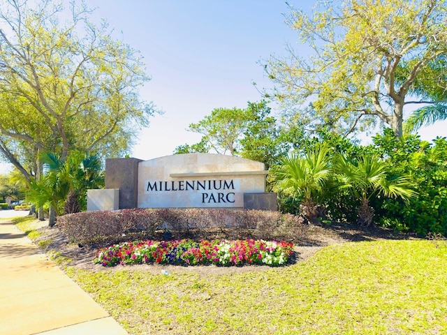 community sign with a yard