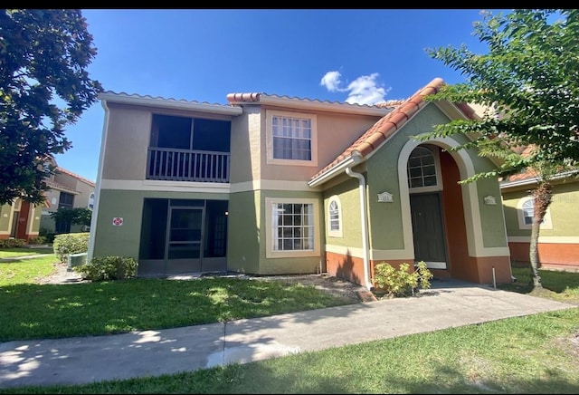 445 Fountainhead Cir Unit 264, Kissimmee, FL 34741 - view of front facade with stucco siding, a front lawn, and a tile roof