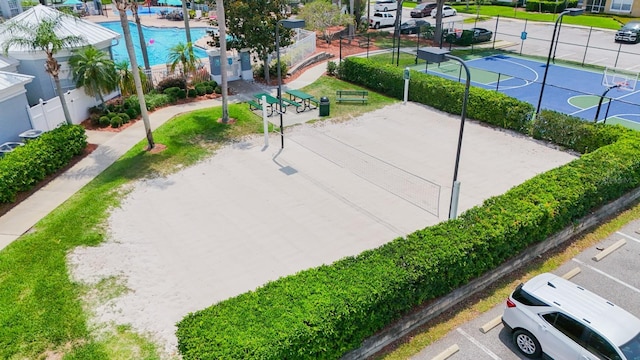 8204 Fan Palm Way, Kissimmee, FL 34747 - surrounding community featuring uncovered parking and community basketball court