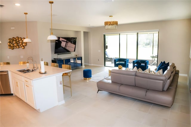 living room featuring recessed lighting, visible vents, and baseboards