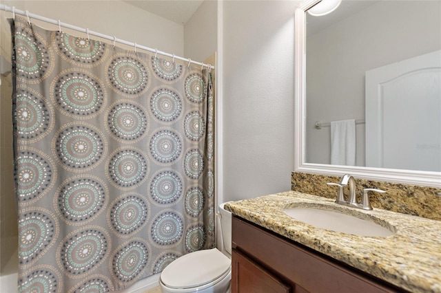 full bath featuring a shower with shower curtain, vanity, and toilet