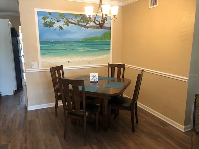 dining space with crown molding, wood finished floors, visible vents, baseboards, and an inviting chandelier