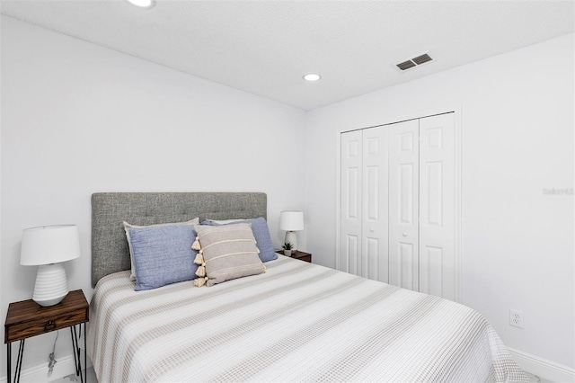 bedroom featuring recessed lighting, a closet, visible vents, and baseboards