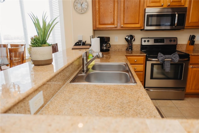 kitchen featuring a sink, light countertops, and stainless steel appliances