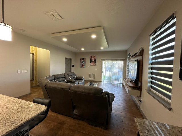 living room with dark wood-type flooring, recessed lighting, visible vents, and baseboards