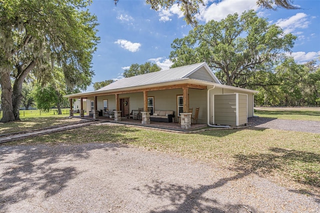 view of front of home with an outdoor hangout area, driveway, and a front yard