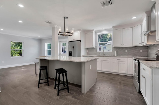 415 S 9th St, Leesburg, FL 34748 - kitchen with stainless steel appliances, tasteful backsplash, a center island, and visible vents